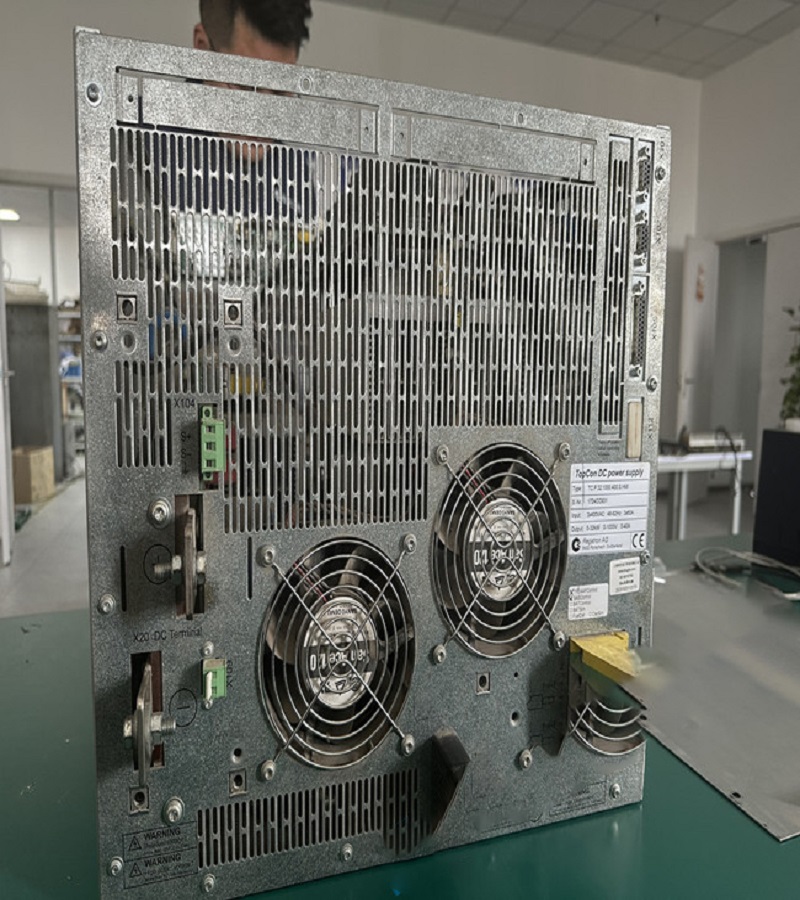 拓普康直流電源TP.C.10KW系列維修-負載能力差維修方法 故障現(xiàn)象一：電源負載能力差 電源負載能力差是一個常見的故障，一般都是出現(xiàn)在老式或是工作時間長的電源中，主要原因是各元器件老化，開關(guān)管的工作不穩(wěn)定，沒有及時進行散熱等。此外還有穩(wěn)壓二極管發(fā)熱漏電，整流二極管損壞等。 維修方法：用萬用表著重檢查一下穩(wěn)壓二極管，高壓濾波電容，限流電阻有無變質(zhì)等再仔細檢查一下電路板上的所有焊點是否開焊，虛接等。把開焊的焊點重新焊牢，更換變質(zhì)的元器件，一般故障即可排除。 故障現(xiàn)象：無直流電壓輸出，但保險絲完好 這種現(xiàn)象說明開關(guān)電源未工作，或者工作后進入了保護狀態(tài)。 維修方法：首先應(yīng)判斷一下開關(guān)電源的主控芯片UC3842是否處在工作狀態(tài)或已經(jīng)損壞。判斷方法是這樣的：加電測UC3842的第7腳對地電壓，若測第8腳有+5V電壓，1，2，4，6腳也有不同的電壓，則說明電路已起振，UC3842基本正常;若7腳電壓低，其余管腳無電壓或不波動，則UC3842已損壞。UC3842芯片損壞最常見的是6，7腳對地擊穿，5，7腳對地擊穿和1，7腳對地擊穿。如果這幾只腳都為擊穿，而開關(guān)電源還是不能正常啟動，則UC3842必壞，應(yīng)直接更換。若判斷芯片未壞，則就著重檢查開關(guān)功率管的柵極(G極)的`限流電阻是否開焊，虛接，變值，變質(zhì)以及開關(guān)功率管本身是否性能不良。除此之外，電源輸出線也有可能斷線或接觸不良也會造成這種故障。因此在維修時也應(yīng)注意檢查一下。