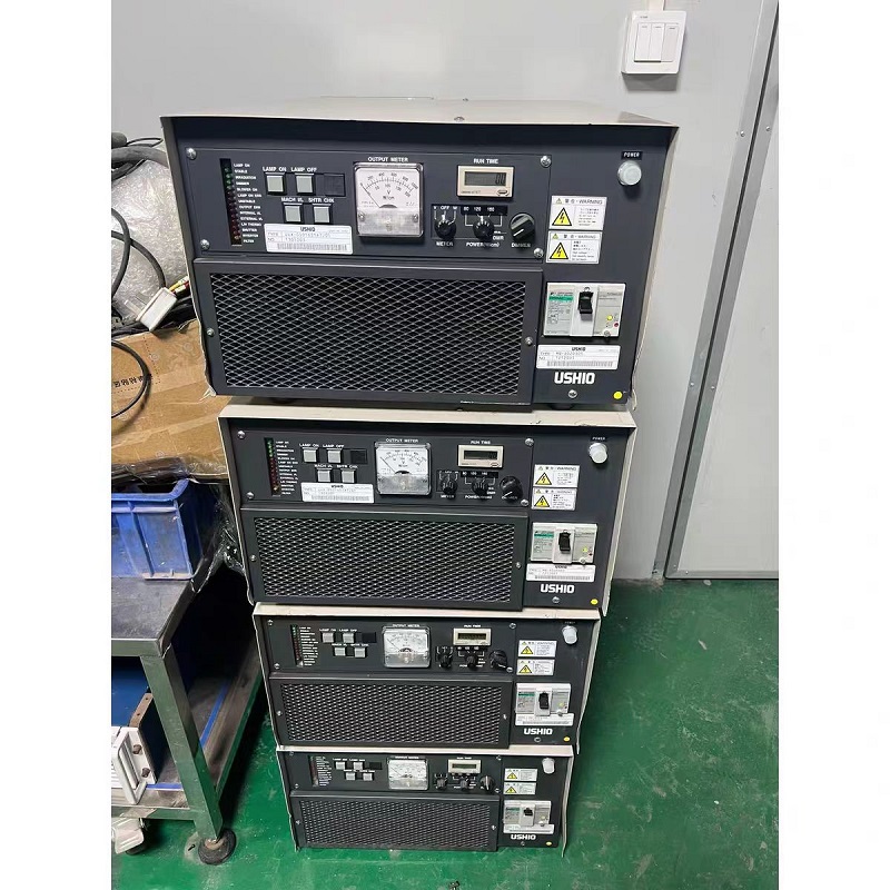 USHIORB牛尾UV電源故障維修 1、打開(kāi)電源后，發(fā)現(xiàn)電源燈開(kāi)啟一段時(shí)間后空開(kāi)跳閘?？紤]是空氣開(kāi)關(guān)容量過(guò)小，此時(shí)我們可以疏通送風(fēng)以及排風(fēng)檢查過(guò)濾棉。 2、在工作中時(shí)，uv燈自動(dòng)熄滅。該故障的原因有可能使風(fēng)冷不夠，燈管老化，超過(guò)其使用壽命，也有可能是電源電壓過(guò)低，電源缺項(xiàng)。此時(shí)我們可以考慮檢查并更換uv燈管，提高電源電壓，配置一個(gè)穩(wěn)壓器。 3、在作業(yè)時(shí)，UV固化爐的固化效果不理想。有可能是uv等與工件的距離過(guò)大，uc燈老化，超過(guò)了它的使用壽命。我們可以在溫度允許的情況下，適當(dāng)調(diào)整一下uv燈與工件的距離，如果還是沒(méi)有解決問(wèn)題的話可以更換uv燈的燈管。 4、uv燈不亮。個(gè)別新的uv燈管在點(diǎn)火的時(shí)候會(huì)有困難，可以考慮是uv燈的質(zhì)量問(wèn)題，線路或者變壓器故障。我們可以再一定時(shí)間內(nèi)頻繁開(kāi)啟關(guān)閉uv燈，或者考慮更換uv燈管，檢查線路以及變壓器并及時(shí)處理故障。 5、變壓器溫度過(guò)高。散熱風(fēng)機(jī)運(yùn)轉(zhuǎn)不正常，排風(fēng)量不夠，通風(fēng)不好。可以檢查并清理一下風(fēng)機(jī)，問(wèn)題嚴(yán)重時(shí)刻考慮更換風(fēng)機(jī)。 6、風(fēng)機(jī)有異聲。考慮是軸承損壞，可以更換軸承來(lái)結(jié)局問(wèn)題。 USHIORB牛尾UV曝光機(jī)驅(qū)動(dòng)電源維修UV燈不亮。 (1) 故障原因：設(shè)置故障 解決方法：確認(rèn)UV電源是否接通，模塊按鍵是否按下亮紅燈，液晶屏上是否顯示模塊“開(kāi)啟” (2) 故障原因：線路原因 解決方法：用萬(wàn)用表測(cè)量UV電路是否暢通. (3) 故障原因：UV燈板損壞 解決方法：檢查水循環(huán)系統(tǒng)是否正常工作，UV燈損壞很大可能是因?yàn)樗h(huán)出問(wèn)題，導(dǎo)致散熱不良造成的。并跟換ＵＶ燈板。